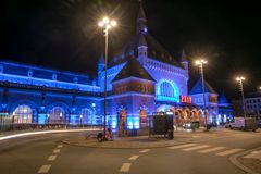DSB Københavns Hovedbanegård lyser blåt i anledning af Børnenes Dag. Foto: Bjarke Ørsted