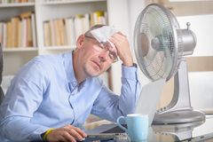 Det kan være ulideligt at arbejde om sommeren, og som arbejdsgiver er det dit ansvar, at dine ansatte ikke går til i varmen. Ventilatorer er en nem og god løsning. Foto PR.