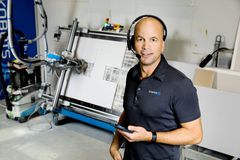 CEO Peter Hartvigsen foran den stemmestyrede skærerobot Amigo fra Kobots - Voice Responsive Robotics.