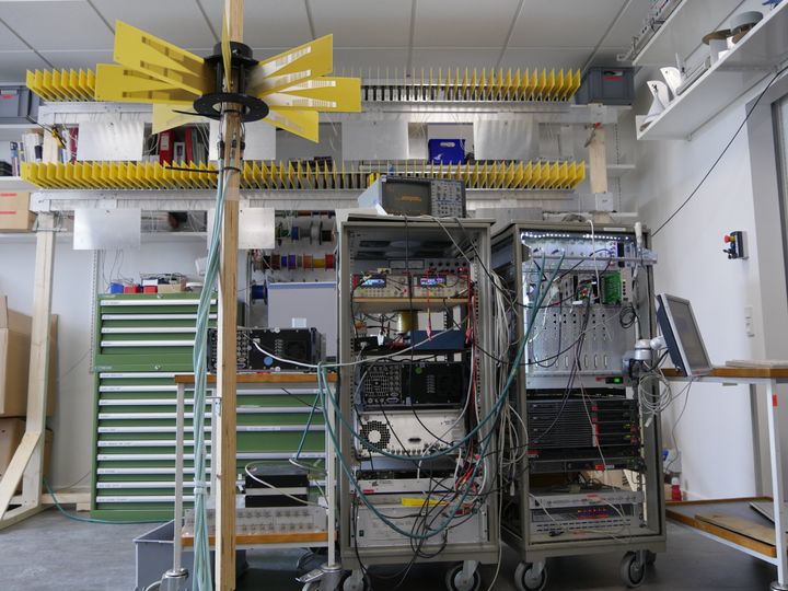 I laboratoriet på Institut for Elektroniske Systemer på AAU er Elisabeth de Carvalho og hendes forskerhold ved at udvikle et ’Massive MIMO’-system: en basestation til mobiloverførsler med hundredevis af antenner, der vil gøre dataoverførsel langt mere effektiv og sikker i fremtiden. (Foto: Jakob Brodersen)