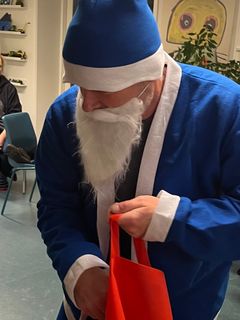 Det var en blå julemand, der uddelte gaverne til børnene i Barnets Blå Hus.