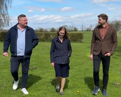 Thomas Kauffmann Lund, Primatag og Jakob S. Nielsen fra Metalcolour er to af de virksomheder, der er ambassadører for Ungegarantien. Her går de sammen med Ditte Rust, næstformand i Beskæftigelses- og Erhvervsudvalget i Guldborgsund Kommune, som står bag etableringen af Ungegarantien. Foto: Guldborgsund Kommune