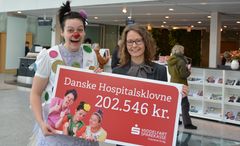 Hospitalsklovnen Viola er synligt begejstret for de over 200.000 kroner,som underdirektør Rikke Dresing kan give Danske Hospitalsklovne.