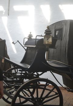 I udstillingen kan man også se vogne fra museets egen samling, bl.a. denne landauer, som dronningen kørte i da hun besøgte Årø
