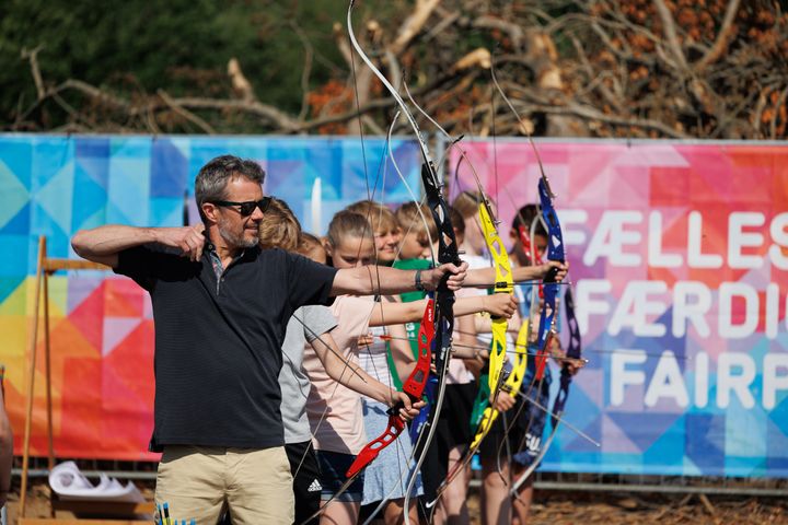 Det er varmt. Det er støvet. Men på festivalpladsen var det mest af alt stemningen, der kogte, da næsten 2.000 skoleelever fik en peptalk fra Kronprinsen. Her prøver han også kræfter med bueskydning sammen med elever fra Vestre Skole i Grindsted. 
Foto: Eva Kristensen