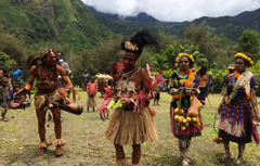 Forskerne modtages af stammelandsbyen Yawan i Ny Guinea. Foto: Kasun Bodawatta