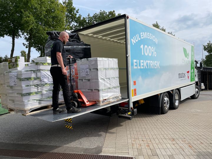 Der findes foreløbigt kun to eksemplarer i Danmark af den nye el-lastbil, som mandag leverede varer til rådhuset.
