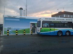 Brintbus under tankning fra en brintstation i Antwerpen. Foto Nel Hydrogen