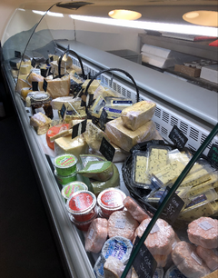 Der tilbydes et stort udvalg af lækre oste fra Thise i Den Gamle Foderstof - den blå skimmelost er selvfølgelig iblandt.