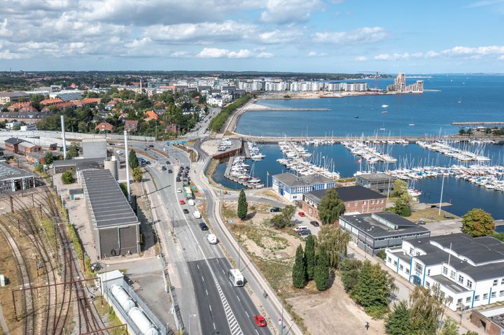 Nordhavnstunnelen bliver 1,4 kilometer lang og går under Svanemøllebugten ved København. Dronefoto: Vejdirektoratet.