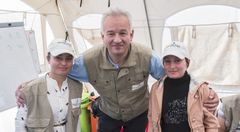 Generalsekretær Kim Hartzner sammen med de to dygtige rådgivere, Jamidja og Asifa, på Missions Østs kvindecenter på Sinjar-bjerget.