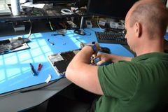 En gennemsnitlig telefon har i Danmark en levetid på 18 måneder, men ifølge GreenMind kan den nuværende teknologi let firdoble sin levetid, hvis reparationer og aflagte telefoner får nyt liv hos andre forbrugere. Foto: PR.