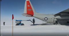 Her forlader den ny Genie S45 Trax-larvebåndslift det Herculses C-130-fly fra US Air Force, der har fragtet den 850 kilometer ind på midten af indlandsisen i Grønland. Se video her: https://youtu.be/t-ECJWR6aZc. PR-video: Pat Smith.