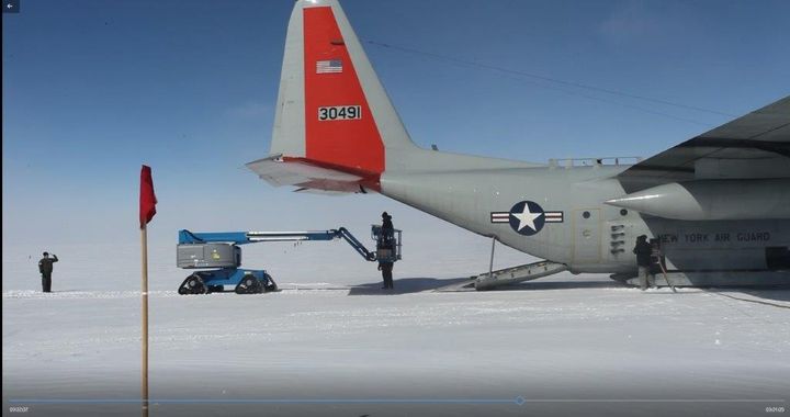 Her forlader den ny Genie S45 Trax-larvebåndslift det Herculses C-130-fly fra US Air Force, der har fragtet den 850 kilometer ind på midten af indlandsisen i Grønland. Se video her: https://youtu.be/t-ECJWR6aZc. PR-video: Pat Smith.