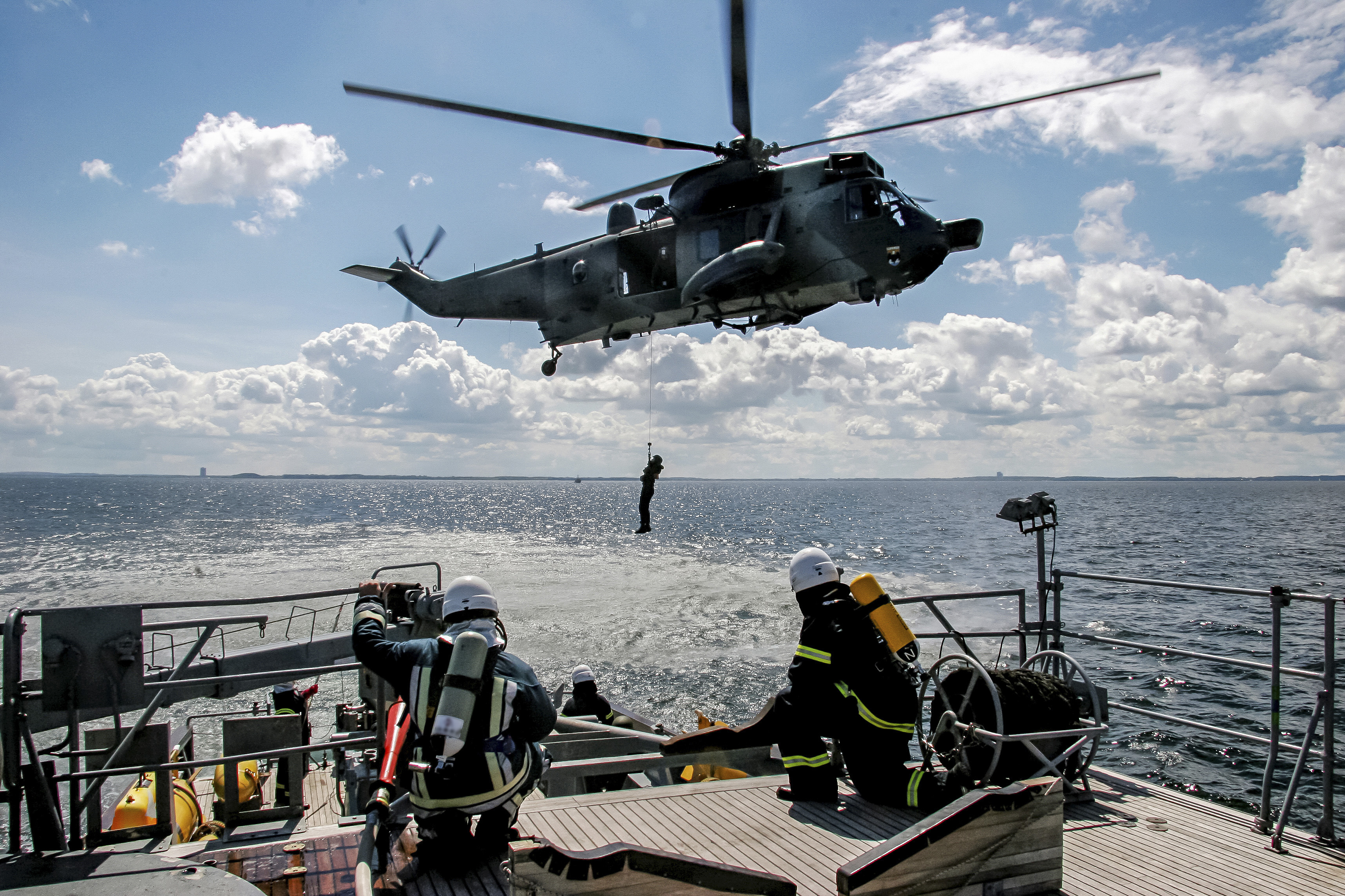 Спасательная миссия. Спасательный вертолет и судно. Спасательные операции на море. Операции с вертолетом на судне.