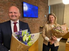 På regionsrådsmødet tirsdag aften var der pæne ord og blomster til både den kommende regionsrådsformand Lars Gaardhøj (S) og den afgående Sophie Hæstorp Andersen (S).