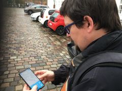 Programleder Carsten Emil Jespersen demonstrerer en af funktionerne i klima-appen: Simulering af en given vandstand lige præcis på det punkt i Odense, hvor brugeren står. Foto: Erhvervsstyrelsen