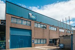 TB Spain Injection (TBSI) i Vigo Nordspanien er et datterselskab af den franske TBI-koncern, der har specialiseret sig i at producere og omforme plastikmaterialer til brug i bilindustrien. Plastikkomponenterne anvendes til bilsæder, kabelgange og maskindele, som indgår i biler fra Volkswagen, Renault Nissan, Ford og PSA (Citroen/Peugeot).