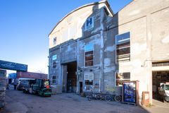 Foto af det biobaserede byggemarked Havnens Hænder udefra, der både huser  kontor, byggemarked, showroom og en workshopafdeling.