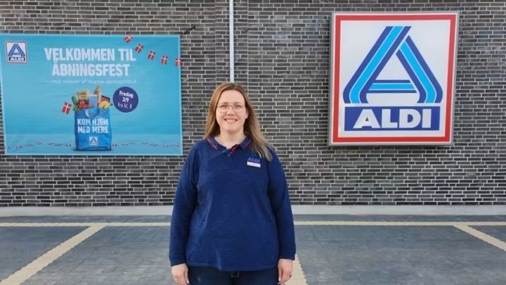 PR-foto: Butikschef Anja Madsen foran den nye butik i Brande