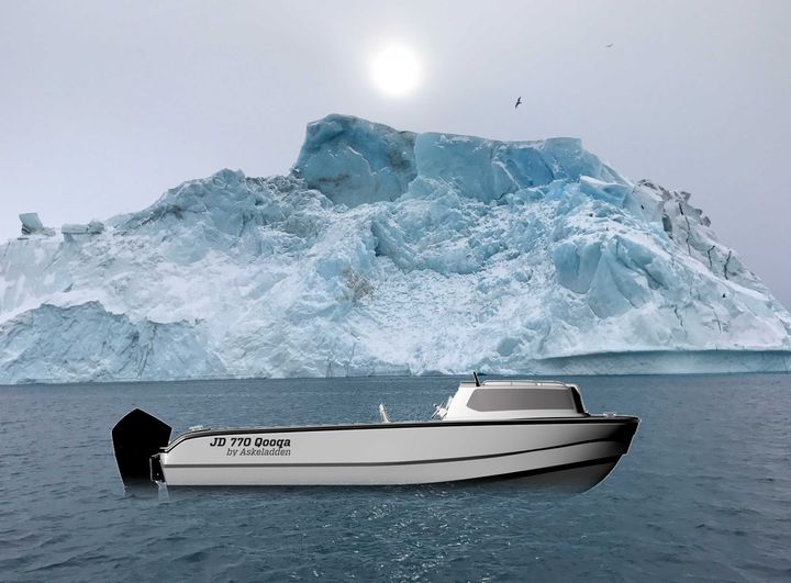 Den nye JD 770 Qooqa jolle er isforstærket i henhold til søfartsstyrelsens isklasse F. Skroget har spraydeflektor så skumsprøjt effektivt ledes bort fra båden og er godkendt til op til 2,5 tons last. (Manipuleret billede).