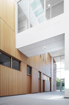Der er etableret syv retssale i retsbygningens stueplan, mens førstesalen har kontorfaciliteter til rettens ca. 40 medarbejdere. Der er tale om en energivenlig bygning med et godt indeklima.