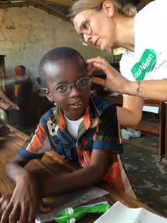 6-årige Salim med nye briller, der bliver justeret af chefoptiker Stine Clausen.