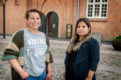 Pia Enemark og Maria Anglada fra Esbjerg Kommunes Tilflytterservice ser frem til, at mange lægger vejen forbi Esbjerg International House, når huset officielt åbner den 14. august 2021. Foto: Torben Meyer, Esbjerg Kommune.