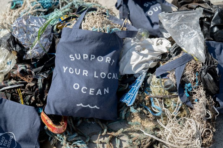 Fiskenet, plastik og alverdens andet affald skyller dagligt op på strande i Danmark og i hele verden i massive mængder. Foto: Jakob Gjerluff