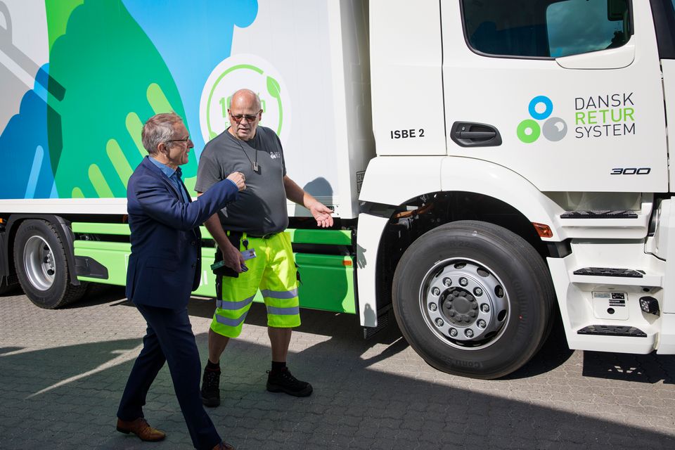 To nye el-lastbiler reducerer CO2-udledningen ved pant-indsamling