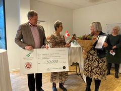 Sygeplejerske Birgitte Petersen fra Egedal Kommune får overrakt Athena Prisen og en check på 50.000kr