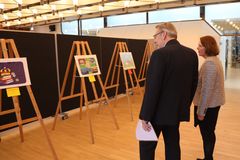 Ishøjs borgmester Ole Bjørstorp kigger på de otte malerier sammen med centerchef for Center for Dagtilbud og Uddannelse, Susanne Poulsen.