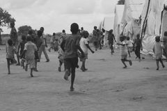 Flygtningelejren Adjumani i det nordlige Uganda, var engang verdens største. I dag bor her ”kun” 70.000 mennesker, hvoraf 80 procent er uledsagede børn. Deres forældre er ofte blevet slået ihjel eller kidnappet af rivaliserende stammer i den sudanesiske borgerkrig. Det er ikke unormalt at halvstore piger ankommer alene over grænsen med små børn på hoften. I en særlig modtagelejer rehabiliteres flygtningene i tre måneder, før de integreres i den almindelige lejr.