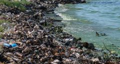 Hvert år havner mellem 4 og 12 millioner tons plastik i verdenshavene, og bare en drikkeflaske er omkring 450 år om at blive nedbrudt naturligt. Men nu laves der solduge af havplastik. Foto: PR.