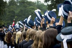 Eleverne løfter hatten i hilsen til skolen. Fotograf: Steen Brogaard