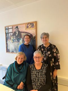 Billede af (øverst fra venstre) demensfaglig aktivitetsmedarbejder, Christine Kristensen, demenskonsulent, Lone Nielsen, og demenscaféens frivillige, Dorthe og Ebba