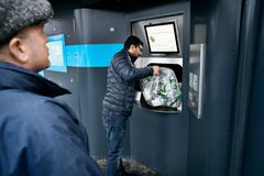 I en pantstation hælder man flasker og dåser direkte ned i maskinen. Foto: Ty Stange