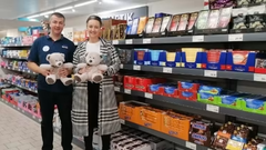 FOTO: Butikschef Dalibor Matic og Birgitte Preuthun fra Børn og Unge Center i Aldi på Jyllandsgade i Vejle