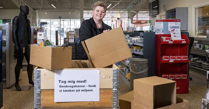 Dorthe Thusgaard, sælger i håndværkerbutikken i Holstebro, oplever, at kunderne er blevet mere miljøbevidste og fravælger plastic.