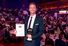AC Hotel Bella Sky Copenhagens Operations Director og daglige chef, Bo Hjorth Paarup, modtager Danish Travel Awards 'Bedste Hotel i København' hæder pva. hotellets dedikerede team.