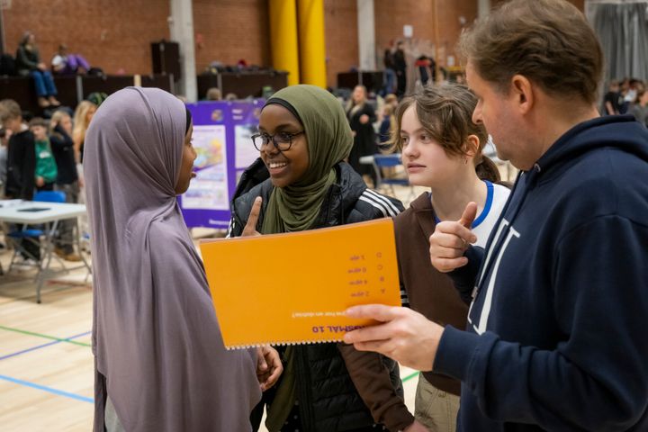 Billedtekst: På landsplan deltager op mod 26.000 skoleelever i 56 kommuner i Naturfagsmaraton, Danmarks største konkurrence i naturfag.