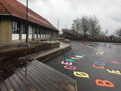 Biblioteksparken i Fuglebjerg har fået farverige bogstaver på asfalten.