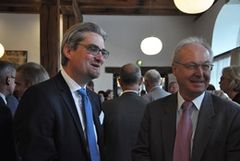 Justitsminister Søren Pind  i samtale med den danske ambassadør i Australien Børge Petersen.