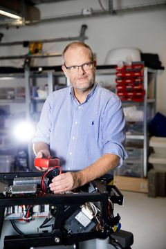 I regi af et udbud fra Sygehuspartnerskabet startede professor og overlæge Hans Jørn Kolmos fra OUH et samarbejde med Claus Risager CEO i Blue Ocean Robotics og hans team om udvikling af en UV-desinfektionsrobot.