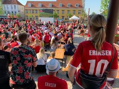 Visningen af EM-fodboldkampene på torvet i Nykøbing sidste år blev en stor succes. Nye sommeraktiviteter er på vej for at skabe en levende bymidte og understøtte fælleskabet i byen. Foto: Guldborgsund Kommune.