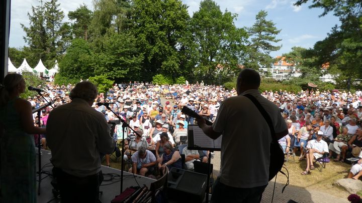 Godt og vel 3.000 seniorer nød musikken og det gode vejr til Seniorfestivalen, da den for første gang fandt sted i 2019.