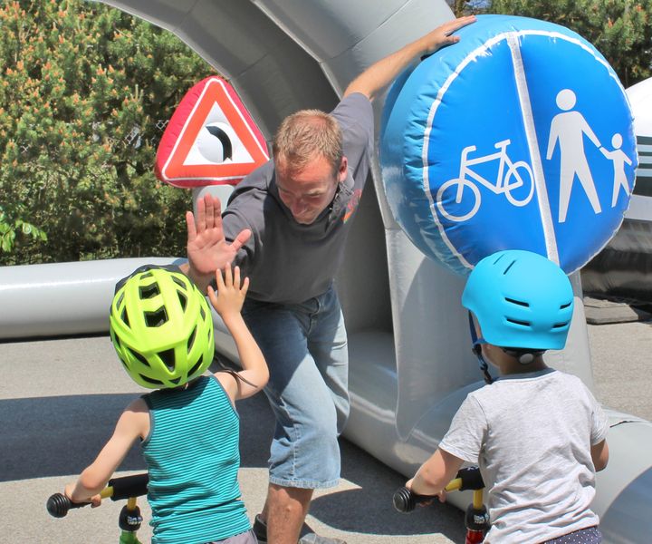 Lørdag den 26. oktober er der trafikdag for børn og deres familier på Lilletorv i Nykøbing. Her kan man blandt andet tage et cykelkørekort på den cykelbane, som Børnenes Trafikskole har med til arrangementet. Foto: Børnenes Trafikskole.