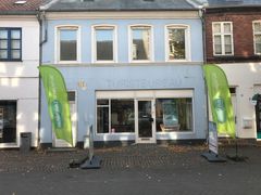 Imens Louis Nielsen udvider butikken i Nygade, er der åbnet en midlertidig butik lige overfor, der fungerer som butikken indtil genåbningen af den nye butik den 1. november.