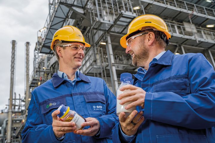 Dr. Stefan Gräter og Dr. Andreas Kicherer viser et testeksemplar på pyrolyse olie fra kemisk genanvendt plast.