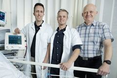 Holdet bag forskningsprojektet, fra venstre forskningsansvarlig læge Christian S. Meyhoff, Bispebjerg Hospital, afdelingslæge Eske Aasvang, Rigshospitalet og Assoc. Professor Helge Bjarup Dissing Sørensen, DTU Elektro.